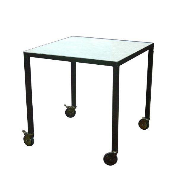 Mesa hierro pintado óxido con sobre mármol insertado con ruedas.
