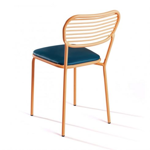Silla color coral de hierro con asiento tapizado polipiel turquesa oscuro
