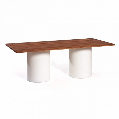 Mesa de doble pie rectangular de madera y hierro con patas redondas.