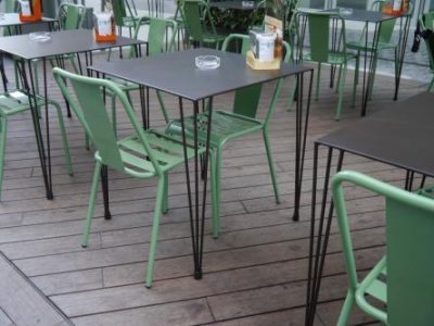 Instalación de mesa trinca sobre de plancha de 70x70cm pintado manganeso combinada con silla Rochelle lamas en color verde.