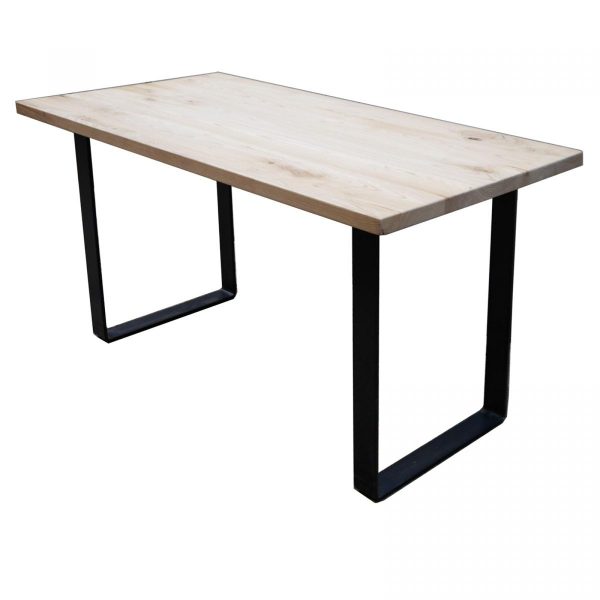 Mesa minimalista de hierro y madera de castaño