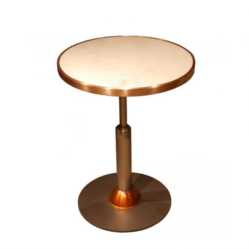 Mesa de pie central en hierro con adorno en cobre y sobre de mármol blanco con aro de cobre. Medidas: H75xD56 cm.