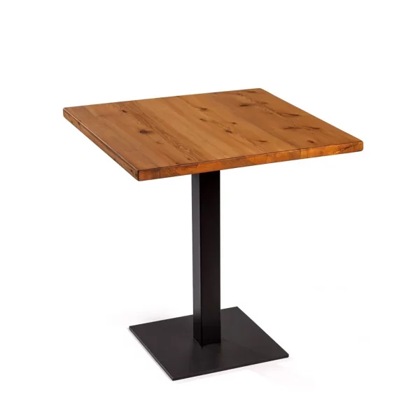 mesa cuadrada de restaurante de madera envejecida